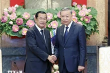 Le Président Tô Lâm (à droite) et le Président du Parti du peuple cambodgien et Président du Sénat du Cambodge, Samdech Techo Hun Sen, le 25 juillet 2024. Photo : VNA.