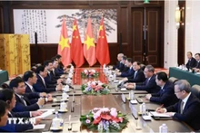 Entretien entre le Premier ministre vietnamien Pham Minh Chinh et le Premier ministre chinois Li Qiang, dans la ville de Dalian, province chinoise du Liaoning, le 24 juin 2024. Photo : VNA.