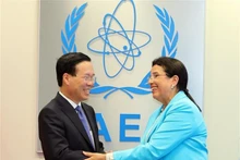Le Président vietnamien, Vo Van Thuong, et la directrice générale par intérim de l'Agence internationale de l'énergie atomique (AIEA), Najat Mokhtar. Photo : VNA.