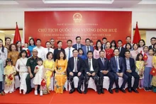 Le Président de l'AN, Vuong Dinh Huê et des responsables et du personnel de l'ambassade du Vietnam à Jakarta, de la mission permanente du Vietnam auprès de l'ASEAN et de la communauté vietnamienne en Indonésie. Photo : VNA