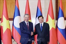 Le Président Tô Lâm (gauche) et le Secrétaire général du Comité central du PPRL et Président du Laos Thongloun Sisoulith, le 11 juillet 2024. Photo : VNA.