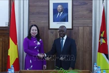 La Vice-Présidente vietnamienne Vo Thi Anh Xuân et le Premier ministre mozambicain Adriano Maleiane, à Maputo, le 11 septembre. Photo : VNA.