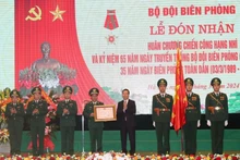 Le Président Vo Van Thuong assiste au 65e anniversaire de la Journée traditionnelle des Gardes-frontières (le 3 mars) et au 35e anniversaire de la Journée nationale de la défense frontalière (le 3 mars). Photo : NDEL.