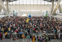 Des dizaines de milliers de voyageurs bloqués dans les aéroports après une panne de courant le jour du Nouvel An. Photo : CNN.