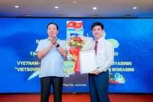 Trân Quôc Thang, directeur général adjoint de Vietsovpetro (à droite), a été élu président de l'Association d'amitié Vietnam-Azerbaïdjan dans la coentreprise Vietnam-Russie Vietsovpetro pour le mandat 2023-2027. Photo : thoidai.com.vn