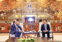 Le vice-président du Comité populaire de Hanoï, Ha Minh Hai (à droite) et Michael Mainelli, maire du centre financier de Londres. Photo : qdnd.vn