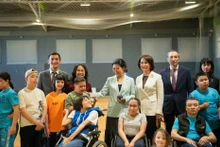 L'épouse du secrétaire général du PCV To Lam visite le Centre d'entraînement paralympique du Kazakhstan. Photo : vietnamnet.vn