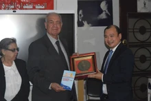 Lê Hai Binh, membre suppléant du Comité central du PCV, chef adjoint de la Commission de la sensibilisation et de l'éducation du Comité central du PCV et chef adjoint permanent du Comité directeur du Service d'information pour l’étranger, et des représentants du Parti socialiste d’Egypte. Photo: VOV