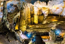 Dans la grotte Thiên Duong. Photo : NDEL.