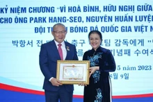 La présidente de l'Union des Organisations d’Amitié du Vietnam, l’ambassadrice Nguyên Phuong Nga, remet l'Insigne "Pour la paix et l'amitié entre les nations" à Park Hang-seo, le 9 mai à Hanoï. Photo : VNA.