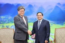 Le Premier ministre Pham Minh Chinh (à droite) serre la main du chef du département de recherche sur les politiques du LDP, Hagiuda Koichi, à Hanoi, le 10 juillet. Photo : VNA