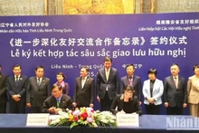 Signature d'un accord de coopération entre les provinces de Long An et de Liaoning. Photo : NDEL.