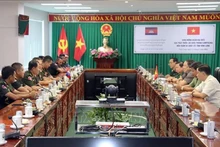 Lors de la rencontre entre la délégation cambodgienne et les responsables de la province de Vinh Long. Photo : VNA.