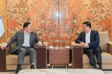 Le président du conseil d’administration de PetroVietnam, Le Manh Hung (à droite) et Thammasak Sethaudom, président-directeur général du groupe thaïlandais SCG, le 3 déceembre à Hanoi. Photo : baoquocte.vn