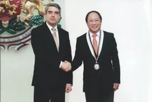 Lors de la remise de médaille Stara Planina de première classe de Bulgarie à l’ambassadeur du Vietnam en Bulgarie, Le Duc Luu (à droite). Photo : baoquocte.vn