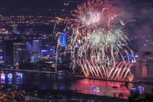 Un feu d'artifice le long de la rivière Hàn au Festival international des feux d'artifice de Dà Nang en 2019. Photo : vnexpress.net