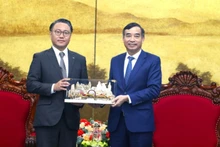 Le président du Comité populaire de la ville de Dà Nang, Lê Trung Chinh (à droite) et le gouverneur de Nagasaki, Oishi Kengo. Photo : thoidai.com.vn