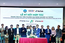Signature de l'accord de coopération entre l'Agritrade et TikTok. Photo : VNA.