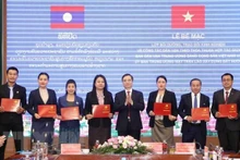 Remise de certificats aux participants lao. Photo : VNA.