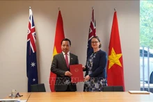 Le vice-ministre vietnamien de la Justice Trân Tiên Dung et la secrétaire adjointe australienne à la Justice, Tara Inverarity. Photo : VNA