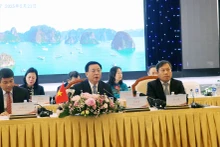 Nguyên Xuân Thang (au milieu), membre du Bureau politique, président du Conseil théorique central et directeur de l'Académie nationale de politique Ho Chi Minh, a reçu le 20 février à Ha Long Chen Gang, membre du Comité central du PPC.