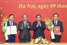 Le Président Nguyên Xuân Phuc et le Premier ministre Pham Minh Chinh lors de la cérémonie de remise des décisions de nomination aux Vice-Premiers ministres Trân Hông Hà (1er, à gauche) et Trân Luu Quang (1er, à droite), à Hanoi, le 9 janvier. Photo : VNA.