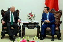 Le Vice-Premier ministre vietnamien, Trân Hông Hà (à droite), reçoit le ministre britannique de la Sécurité énergétique et du Net zéro, Graham Stuart. Photo : VNA.