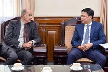 Le vice-ministre des Affaires étrangères, Pham Quang Hiêu (à droite) et Giuseppe de Vincentiis, représentant d’HCR en Thaïlande en charge du Vietnam, du Laos et du Cambodge. Photo : baoquocte.vn