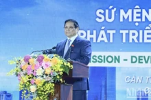 Le Premier ministre vietnamien, Pham Minh Chinh, prend la parole lors de la conférence pour annoncer la planification de Cân Tho et la promotion de l'investissement dans cette ville. Photo : NDEL.