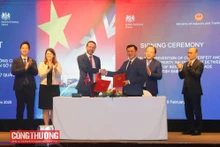 La cérémonie de signature du protocole d’accord sur la coopération en matière de prévention de la contrefaçon et des atteintes à la propriété intellectuelle entre le ministère vietnamien de l’Industrie et du Commerce et l’ambassade du Royaume-Uni au Vietnam. Photo : congthuong.vn