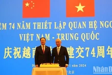 L'ambassadeur du Vietnam en Chine, Pham Sao Mai (à droite), et le vice-ministre chinois des Affaires étrangères, Ma Zhaoxu, lors de la cérémonie. Photo : NDEL.