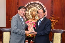 Le secrétaire du Comité du Parti de Hô Chi Minh-Ville, Nguyên Van Nên (à droite) et l’ambassadeur de Malaisie au Vietnam, Dato Tan Yang Thai. Photo : sggp.org.vn