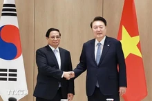 Le Premier ministre Pham Minh Chinh (gauche) et le président sud-coréen Yoon Suk Yeol. Photo : VNA.