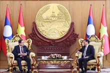 Le président de l’Assemblée nationale, Tran Thanh Man (gauche), rencontre le dirigeant lao, Thongloun Sisoulith. Photo : VNA.