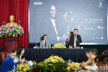 Le rédacteur en chef du journal Nhân Dân, Lê Quôc Minh (au micro) prend la parole lors de la conférence de presse sur le concert de Kenny G. Photo : NDEL. 