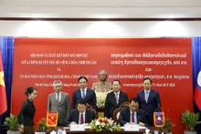 Cérémonie de signature d'un protocole d'accord entre la province de Khanh Hoa et la capitale lao. Photo : VNA.