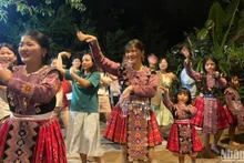 Les touristes découvrent la danse de l’ethnie Mong dans une destination touristique de la commune de Van Ho, district de Van Ho, province de Son La (au Nord). Photo : NDEL.