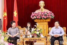 Pham Gia Tuc, secrétaire du Comité du Parti de la province de Nam Dinh (à droite) lors de la rencontre avec la présidente du conseil d'administration du groupe JiaWei. Photo : NDEL.