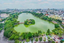 Le lac de Hoan Kiem (Épée restituée), arrondissement de Hoan Kiem, au centre-ville de Hanoï. Photo : https://vietnamfinance.vn/