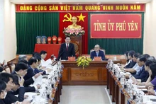 Le Président de l’Assemblée nationale (AN), Vuong Dinh Huê, travaille avec la Permanence du Comité du Parti de la province de Phu Yên. Photo : VNA.