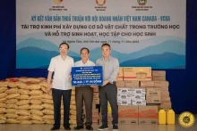 Chau Tu Cuong (à droite) lors de la cérémonie de signature de la coopération entre VCBA avec l’Association pour la promotion des études de la province de Yen Bai et du district de Van Chan sur les projets de promotion des études. Photo : baoquocte.vn