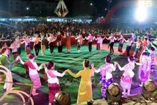 Spectacle de danse lors de la fête du tourisme culturel, à Houaphan, au Laos. Photo : VNA.