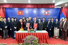 Signature de la coopération entre les délégations frontalières vietnamiennes et lao. Photo: VNA