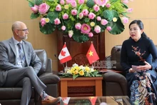 La secrétaire du Comité provincial du Parti de Thai Nguyên, Nguyên Thanh Hai, et l'ambassadeur du Canada au Vietnam, Shawn Steil. Photo : VNA.