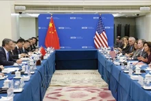 La secrétaire américaine au Commerce, Gina Raimondo (droite) travaille avec son homologue chinois, Wang Wentao, le 28 août à Pékin. Photo : VNA.