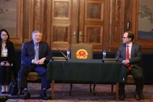 Le président de la Cour populaire suprême, Nguyên Hoa Binh (à gauche), et le Secrétaire général adjoint de la Cour permanente d’arbitrage (CPA), Martin Doe. Photo : VNA.