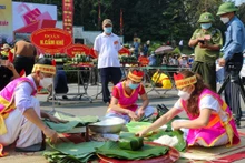 Le concours de confection du banh chung et du banh giây est organisé annuellement lors de la Fête du temple Hùng. Photo : hanoimoi.com.vn