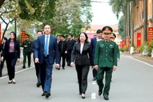 La vice-présidente de la République, Vo Thi Anh Xuân, se rend dans la province de Phu Tho pour offrir des cadeaux aux soldats du Commandement militaire provincial. Photo : baophutho.vn