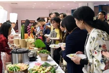 Des convives font la queue pour déguster des plats vietnamiens lors de la « Journée du Vietnam en Arabie Saoudite 2024 ». Photo : VNA.