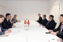 Le Premier ministre vietnamien Pham Minh Chinh (2e, à droite) et son homologue espagnol Pedro Sánchez Pérez-Castejón, à Bruxelles, le 14 décembre. Photo : VNA.